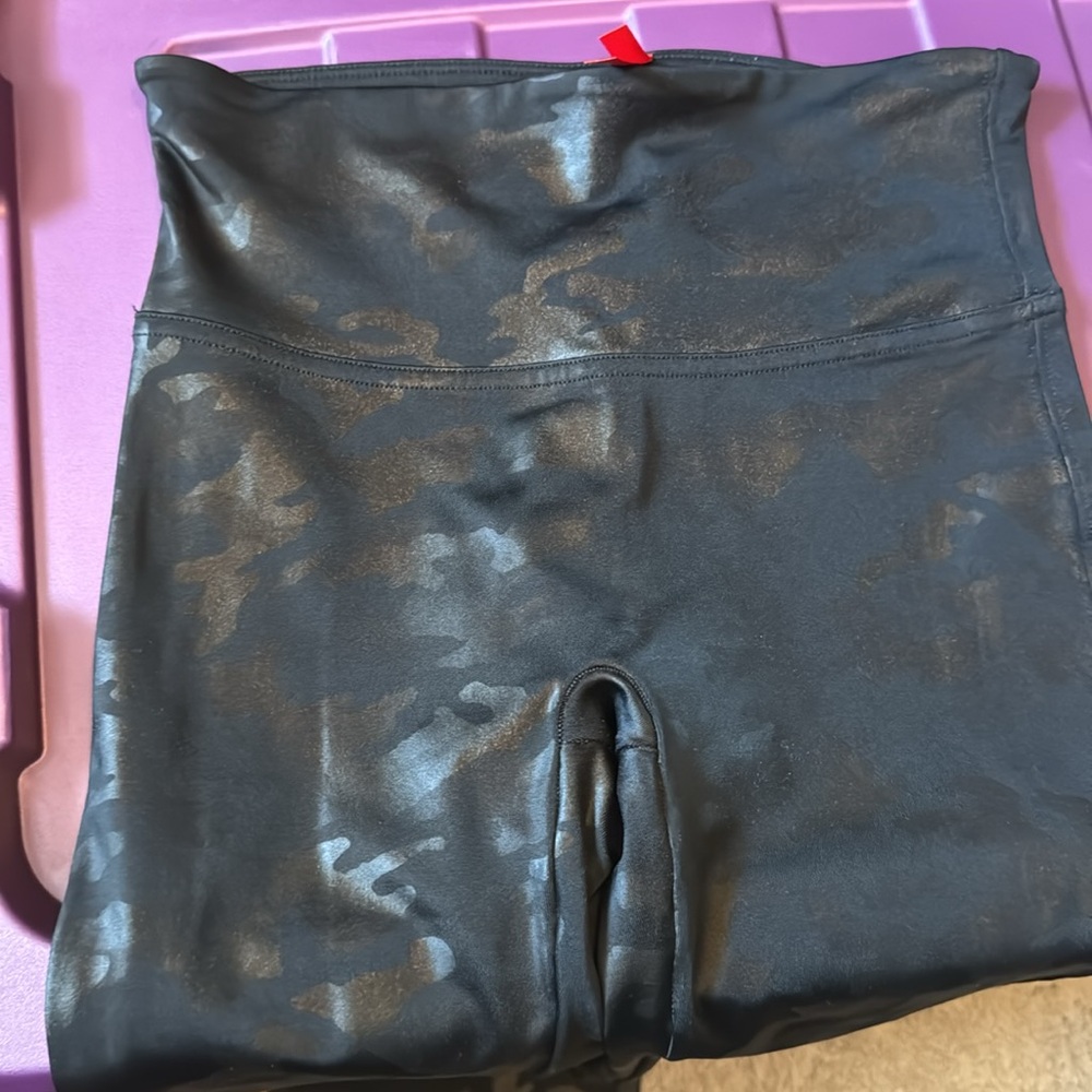 SPANX FAUX LEATHER BLACK MATTE CAMO PRINT LEGGING SMALL - Picture 10 of 14